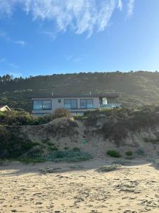 格伦塔纳Marien Beach House的沙质海滩上的房子