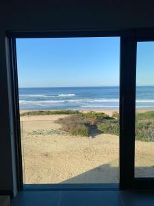 格伦塔纳Marien Beach House的从窗户可欣赏到海滩美景