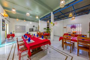 吉婆岛Tropical retreat Homestay的一间设有红色桌椅的用餐室