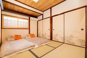 东京一戸建民泊 Tokyo St-ar House 東京星宿的中间设有一张床的房间