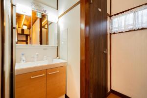 东京一戸建民泊 Tokyo St-ar House 東京星宿的一间带水槽和镜子的浴室