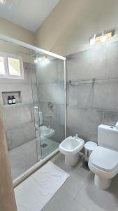 IndependenciaVista Alegre Natural Resort - Bungalows的带淋浴、卫生间和盥洗盆的浴室