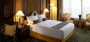 Ban Ru Sa Mi Laeโรงแรม ซี.เอส. ปัตตานี的酒店客房带一张大床和一把椅子