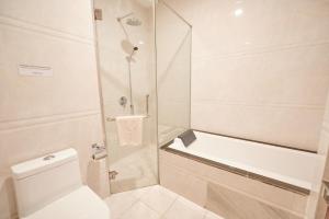 磅湛Lbn亚洲酒店的带淋浴和卫生间的白色浴室