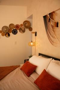 孔塔多拉Avani的卧室配有一张挂在墙上的帽子床