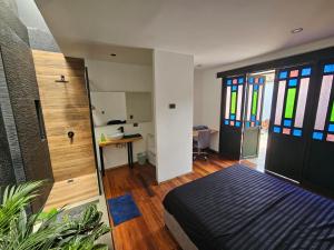 卡利Casa Alba的一间卧室设有床铺和彩色玻璃窗
