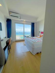 马富施iCom Marina Sea View的一间卧室配有一张床,享有海景