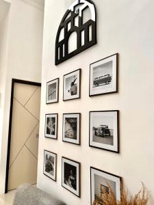 岩望seVilla Guest House Pasuruan的墙上的一组画框