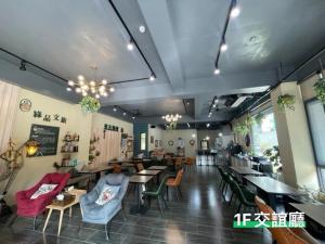 Chaozhou屏東潮州民宿-綠品文旅Green Inn的一间在房间内配有桌椅的餐厅