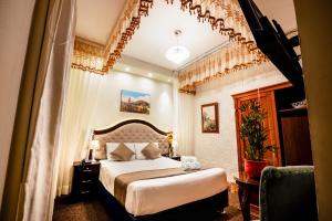 阿雷基帕G Hotels Collect的一间卧室,卧室内配有一张大床