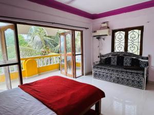 卡兰古特Beach front villa的一间卧室设有一张床和一个大窗户