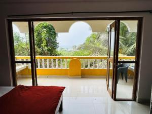 卡兰古特Beach front villa的带阳台的客房设有一扇门