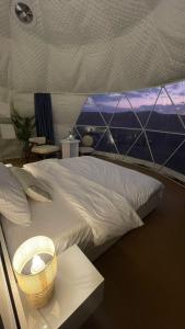 MuntaribBlack Sand Camp的一间卧室设有一张大床和大窗户