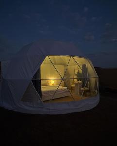MuntaribBlack Sand Camp的夜晚有灯光的帐篷