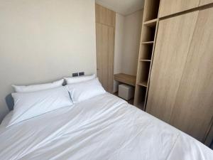 曼谷2 Bedroom Luxury Apartment 3 min walk from BTS Ekkamai的卧室配有白色的床和书架