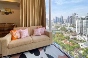 曼谷2 Bedroom Luxury Apartment 3 min walk from BTS Ekkamai的带沙发和大窗户的客厅