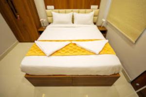 菩提伽耶Hotel Jataka Inn , Bodh Gaya的一间卧室,配有两张床
