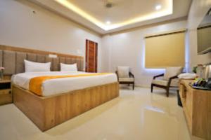 菩提伽耶Hotel Jataka Inn , Bodh Gaya的卧室配有床和室内黑板