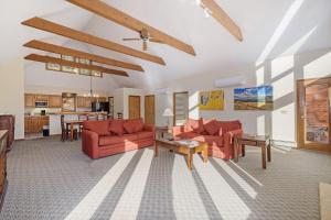 埃斯蒂斯帕克Boulder Brook on Fall River的客厅配有两张红色的沙发和一张桌子