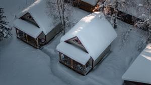 塔尔基特纳Downtown Talkeetna Cabin! Susitna Cabin的两个圆顶,在院子里被雪覆盖