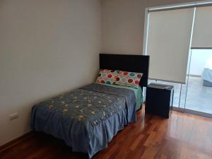 利马Habitación acogedora Aramburú的卧室配有一张床
