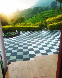 蒙纳Blackcherry Munnar的享有茶园景致的带格子的地板