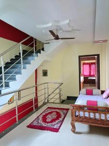 维杰亚瓦达Duplex house homestay near Vijayawada, Tadepalli的带床和楼梯的房间