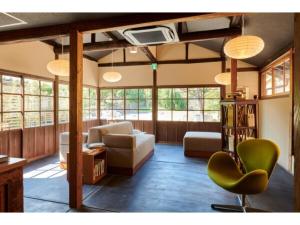 MimaPAYSAGE MORIGUCHI - Vacation STAY 32994v的客厅配有沙发和椅子