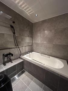 MimaPAYSAGE MORIGUCHI - Vacation STAY 32994v的设有带浴缸和淋浴的浴室。