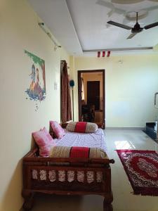 维杰亚瓦达Duplex house homestay near Vijayawada, Tadepalli的一间卧室配有带粉红色枕头的床。