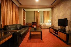 沙迦CREEK GATE HOTEL-BAITHANS的客厅配有真皮沙发和床。