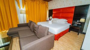 拉斯阿尔卡麦红树林酒店的酒店客房设有一张沙发和一张床