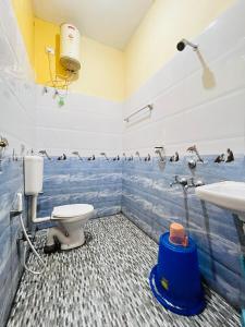 马西尼古蒂SPM Residency, From Live2Travel Group.的一间带卫生间和企鹅的墙壁浴室