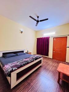 马西尼古蒂SPM Residency, From Live2Travel Group.的一间卧室配有一张床和吊扇