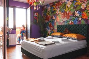 哥鲁拜克Apartment Amore Mio的一间卧室设有一张大床和色彩缤纷的墙壁