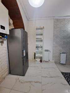 维勒塔巴雷亚Carmela e Gennaro casa vacanze的一间厨房,里面配有不锈钢冰箱