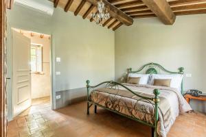 蒙特普齐亚诺Agriturismo Merigge Montepulciano的一间位于客房内的带绿床的卧室