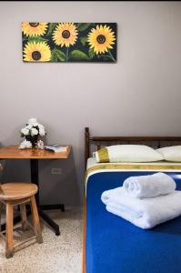 萨利纳斯Hostel Casa Betancourt的一间卧室配有一张床和一张桌子,桌子上配有四柱床。