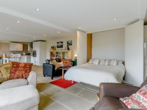 Bradwell1 Bed in Hathersage 78016的一间卧室配有一张床,客厅配有沙发