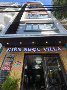 吉婆岛KIÊN NGỌC VILLA Cat Ba的建筑物前的标志