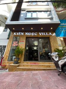 吉婆岛KIÊN NGỌC VILLA Cat Ba的街上的一座韩国慈悲别墅