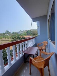 曼德姆Gabriel & Felicidade Villa的设有一个配有桌椅并享有美景的阳台。