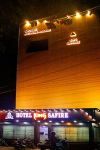 布莱尔港HOTEL KING SAFIRE , Port Blair的上面有酒店标志的建筑