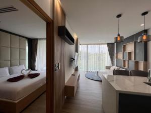 拉威海滩Luxury Resort Rawai的酒店客房带一张床和一个厨房