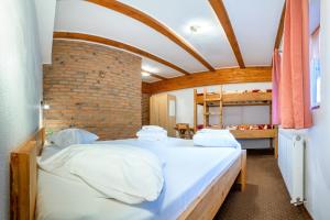 泽尔内什蒂Resort 7 Crai - Cabana Craiul Crailor的一间卧室设有两张床和砖墙