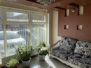 乌兰巴托Namar Hotel的带沙发和盆栽植物的客厅