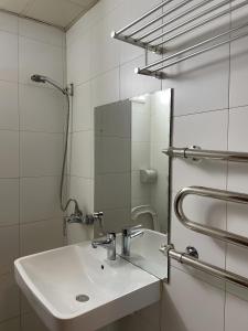 乌兰巴托Namar Hotel的白色的浴室设有水槽和镜子