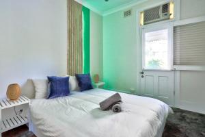 悉尼Gorgeous 2 Bedroom House Ultimo 2 E-Bikes Included的一间卧室配有一张蓝色和绿色的墙壁。