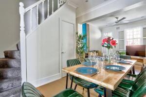 悉尼Gorgeous 2 Bedroom House Ultimo 2 E-Bikes Included的一间带木桌和绿色椅子的用餐室