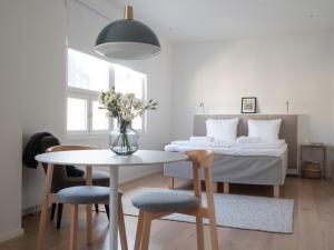 赫尔辛基Bob W Koti Ullanlinna的白色卧室配有床和桌椅